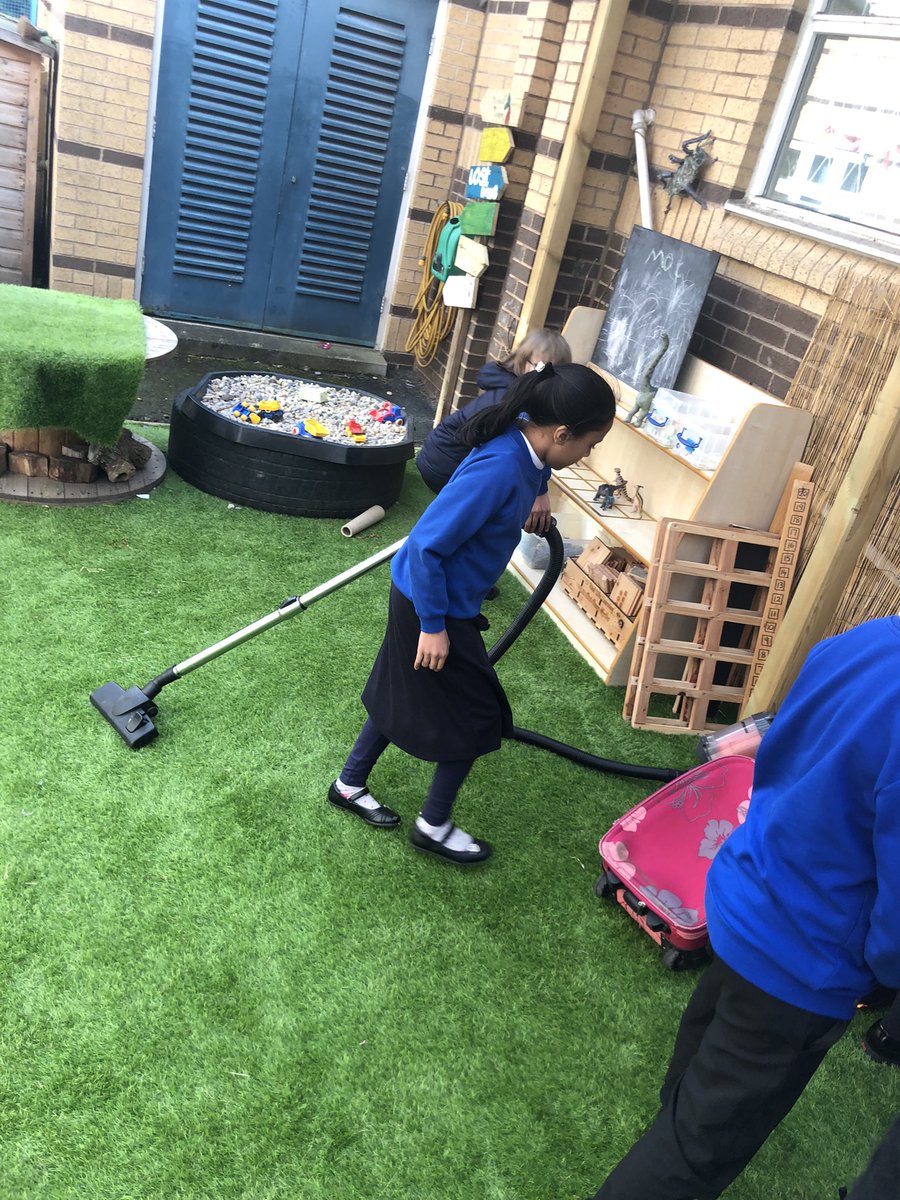 stjosephskly's tweet image. We also talked of tackling boredom by embracing curiosity. Reception class kindly lent us their outdoor area and we had such a great time #OakClassRules #WorldMentalHealthDay @bcw_cat #BestDaysOfTheirLives