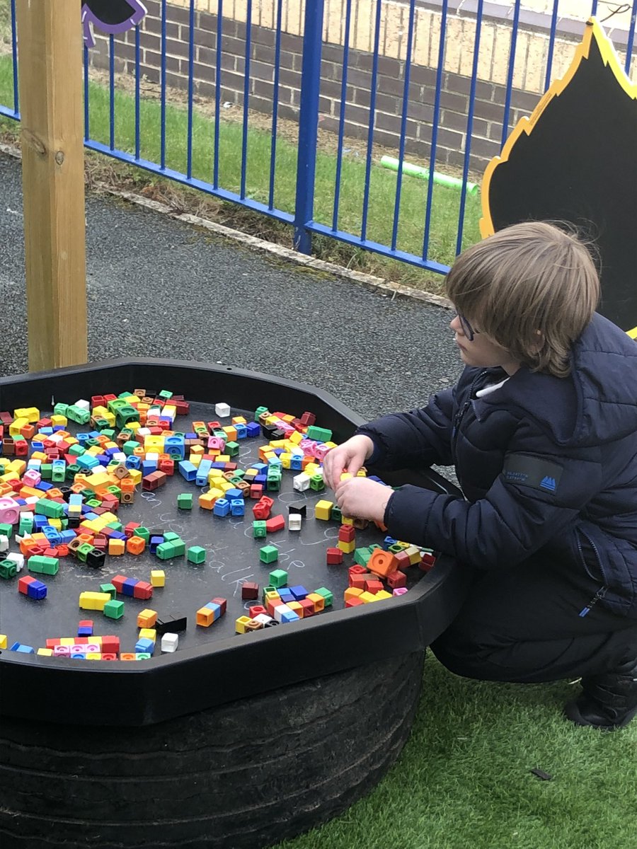 stjosephskly's tweet image. We also talked of tackling boredom by embracing curiosity. Reception class kindly lent us their outdoor area and we had such a great time #OakClassRules #WorldMentalHealthDay @bcw_cat #BestDaysOfTheirLives