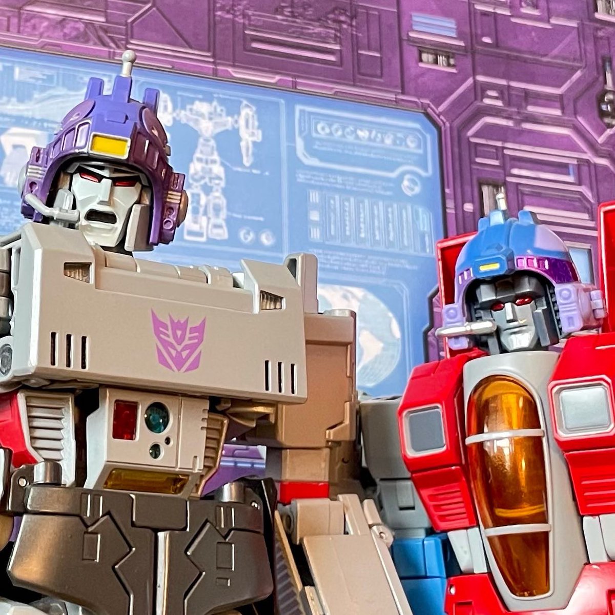 StryderWolfe's tweet photo. Silly hat day at Decepticon HQ.
#Transformers #toys #Megatron #Starscream #Decepticons #APrimeProblem #80scartoons #homage https://t.co/vol921RDgC