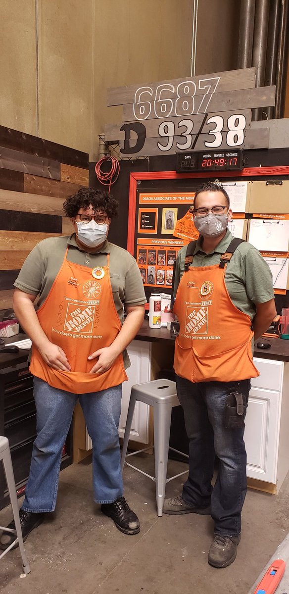 Lyndsey68107270's tweet photo. Celebrating CAM with Twin Day! @MaggieEmGee @DennisSASM6687 @Sarah85272962 @HouseofBrito @tabadarudy #CAM2021 #CASHIERAPPRECIATIONMONTH https://t.co/By6qycu8AM