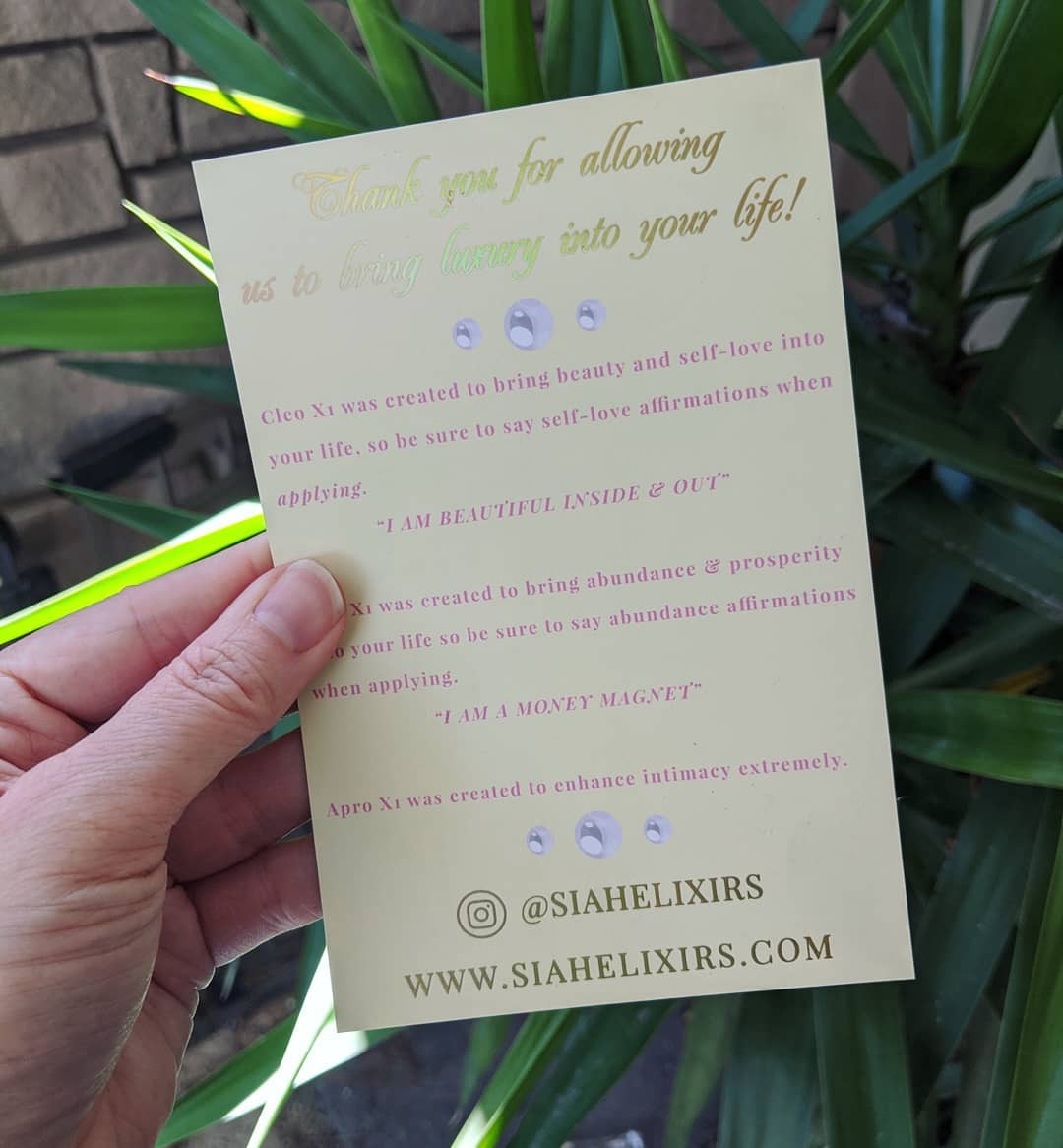 shaynamade's tweet photo. Holographic GOLD foil in action! So dreamy!! 💿⚜️ We can design mailing inserts and flyers and pretty much any shape and size you'd like. We also have over 30 different shiny foil colors to choose from. These were printed for Siah Elixirs 🎉 https://t.co/sL1QUASBgz