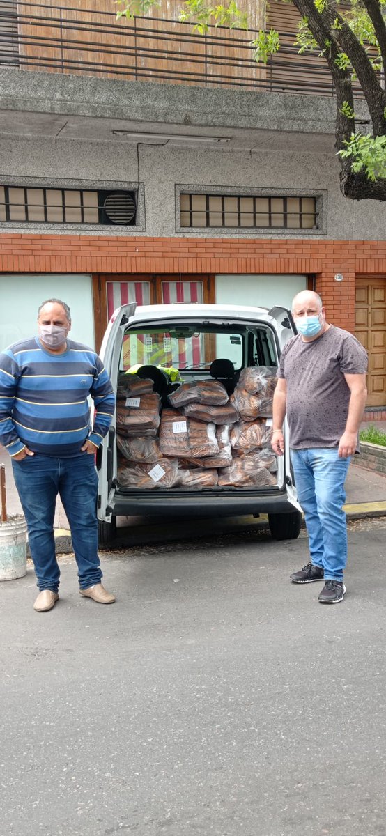 hugobentive's tweet photo. Hoy dia solidario, gracias @Fantoche_ar por las donaciones de Pan Dulce y Budin que fueron llevados a los merenderos #LosNietos y #ManosLibre de la comuna 8 junto @andyamengual @cristianucr8 , siempre juntos a los vecinos que mas nesecitan https://t.co/jVkAgbkJbY