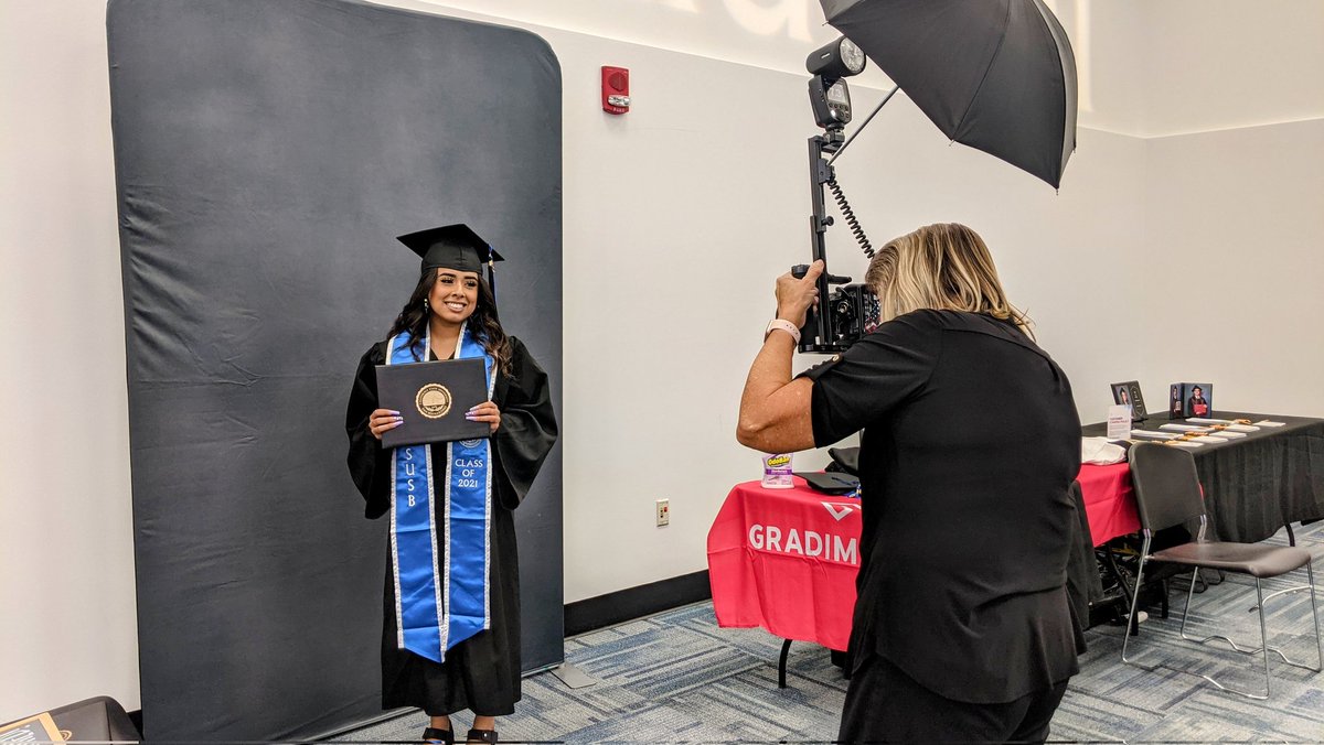 CSUSBAlumni's tweet photo. Want to save the memory?
Champion sponsor, @GradImages, has you covered here at #GradDays 🎓📸! https://t.co/p1siy6CGG0
