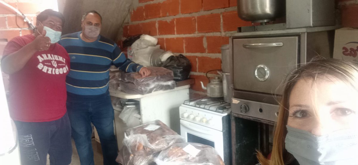 hugobentive's tweet photo. Hoy dia solidario, gracias @Fantoche_ar por las donaciones de Pan Dulce y Budin que fueron llevados a los merenderos #LosNietos y #ManosLibre de la comuna 8 junto @andyamengual @cristianucr8 , siempre juntos a los vecinos que mas nesecitan https://t.co/jVkAgbkJbY