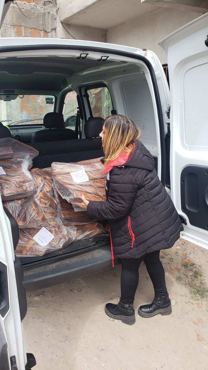 hugobentive's tweet photo. Hoy dia solidario, gracias @Fantoche_ar por las donaciones de Pan Dulce y Budin que fueron llevados a los merenderos #LosNietos y #ManosLibre de la comuna 8 junto @andyamengual @cristianucr8 , siempre juntos a los vecinos que mas nesecitan https://t.co/jVkAgbkJbY