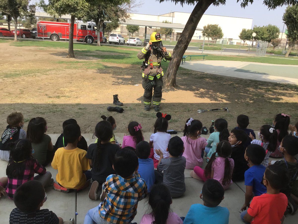 Mariade34991734's tweet photo. Aprendiendo sobre los Ayudantes de la comunidad.
Esta semana nuestros ositos tuvieron la oportunidad de aprender más sobre los bomberos y su importancia en nuestra comunidad. Les encanto la presentación. #scamathew https://t.co/ffWIoQkuTL