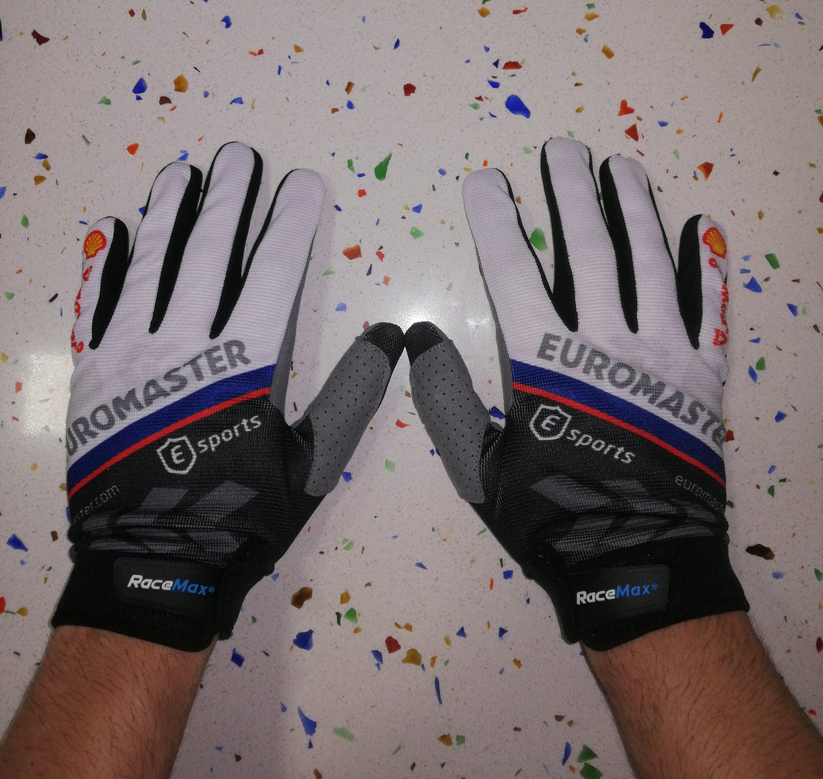 El primer "obsequio" de <a href="/ERM_Esports/">EUROMASTER ESPORTS</a>. Gracias en especial a <a href="/ALibo182cv/">ERM_ANGELdV</a>  por dejarme formar parte del equipo. A ver si los uso hasta que se desgasten 😂😂🤣 <a href="/Euromaster_es/">@euromaster_es</a>