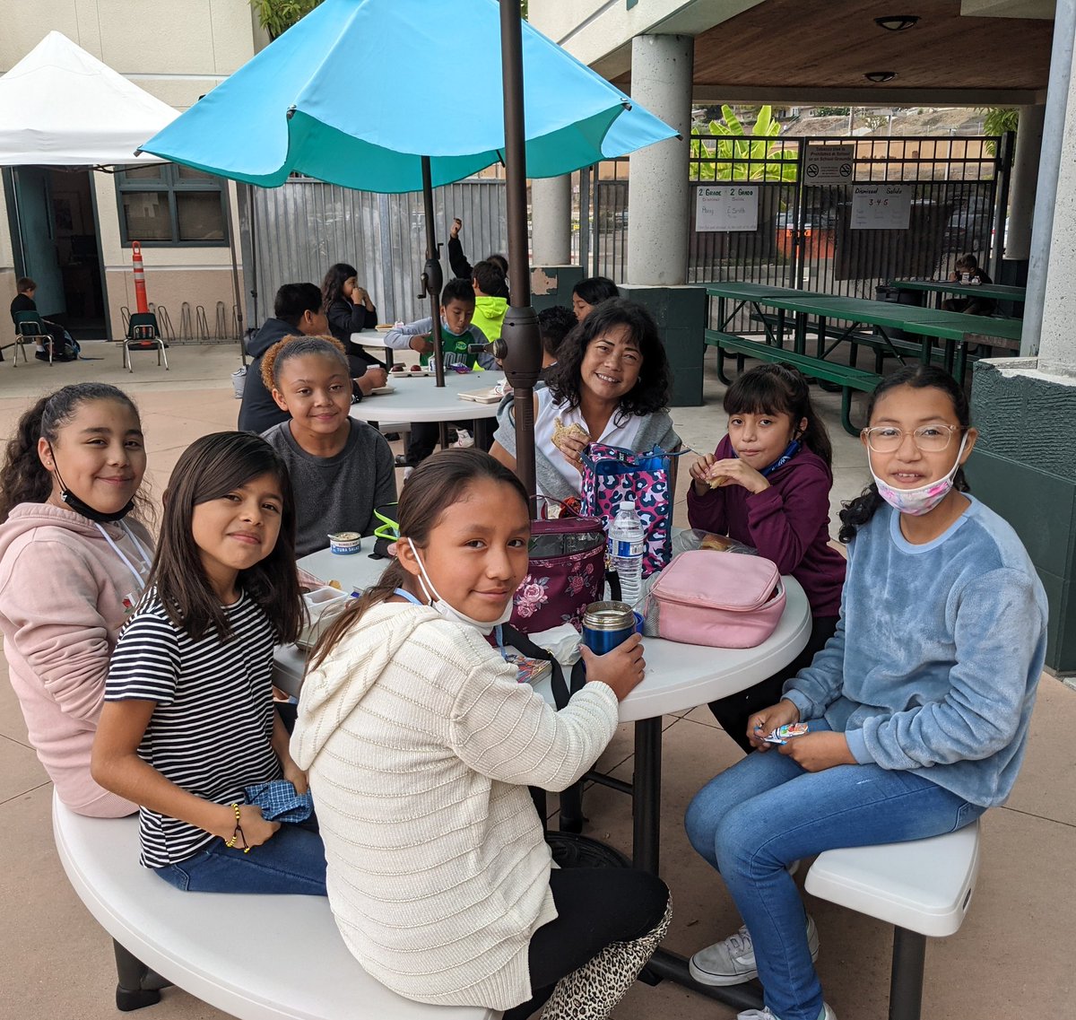 How awesome it is to see a 4th grade teacher take the time to enjoy lunch with her students EVERY SINGLE DAY. You are amazing Mrs. Nakamoto ❤️🤗