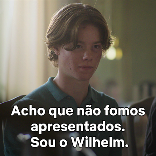 NetflixBrasil's tweet photo. Pensando muito no dia em que eles se apresentaram um pro outro. 🥺

📺: Young Royals https://t.co/eWQ3oMDrxp