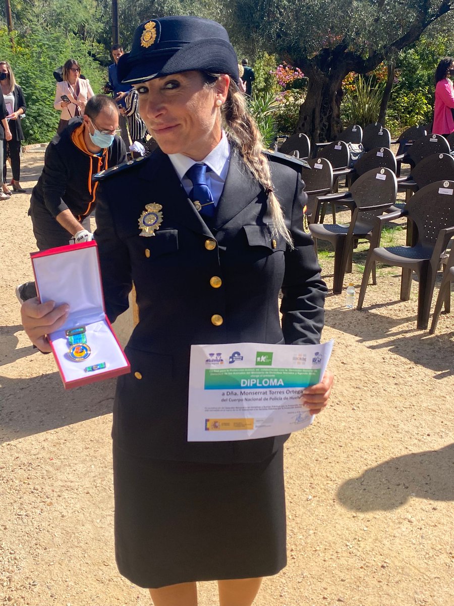 Enhorabuena <a href="/policia/">Policía Nacional</a> Montserrat Torres Ortega, premiada con el galardón a los Servicios Policiales por la Protección Animal 2021, en reconocimiento a sus iniciativas, compromiso y trayectoria profesional en la protección animal.
<a href="/REPAnimal/">REPA-Red para la Protección Animal</a>
<a href="/interiorgob/">Ministerio del Interior</a>
<a href="/AnimalesGob/">D. G. Derechos Animales</a>
<a href="/AytoHuelva/">Ayuntamiento Huelva</a>