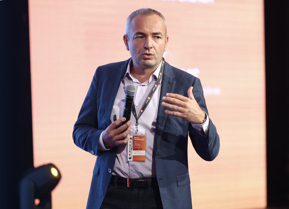 dejan_ljustina's tweet photo. Was great to open the 26th SMK conference in Portoroz, Slovenia with keynote on disruptive trends and market predictions #VisionPartners https://t.co/RiMBsGD8af