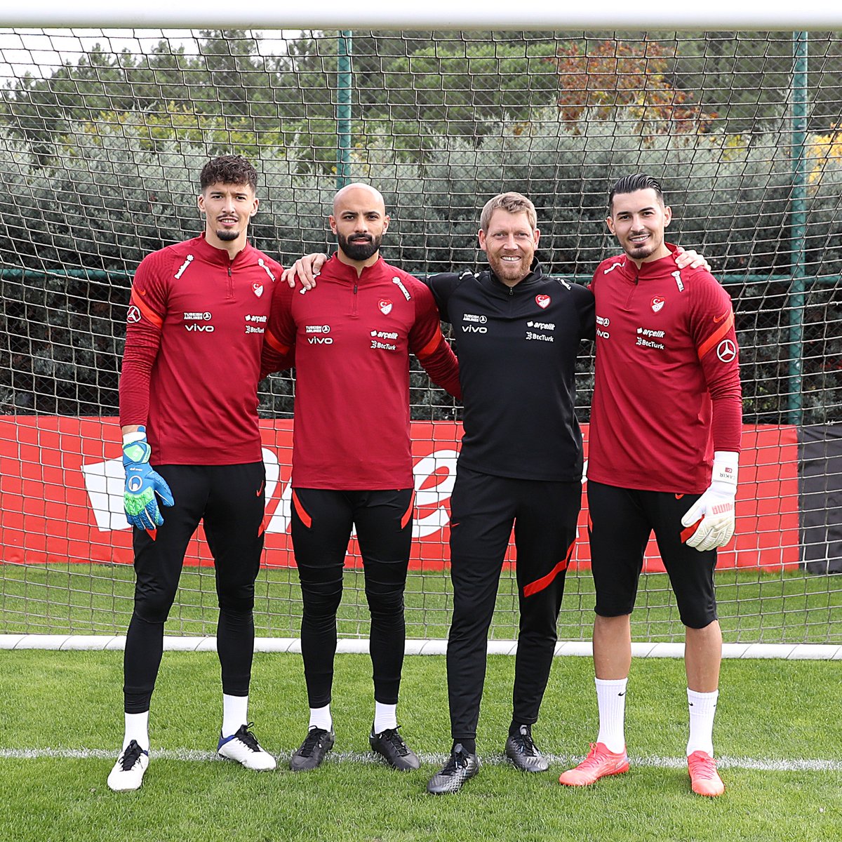 futbolarena's tweet photo. 🧤 A Milli Takım kalecilerimiz 🇹🇷 #GününKaresi https://t.co/r1s5QuLUE1