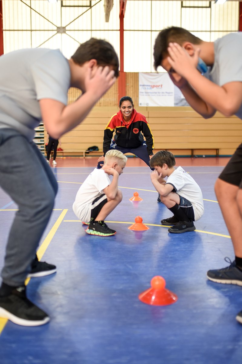 Anuradha_D_18's tweet photo. Had a great time introducing cricket to three batches of school kids at the European Week of Sport #BeActiveFrankfurt event last Thursday. Around 60-65 kids of year 7 & 8 from two schools had their first experience of cricket! #EUweekofsport #grassrootscricket #cricketdevelopment https://t.co/adXM5XbFFE