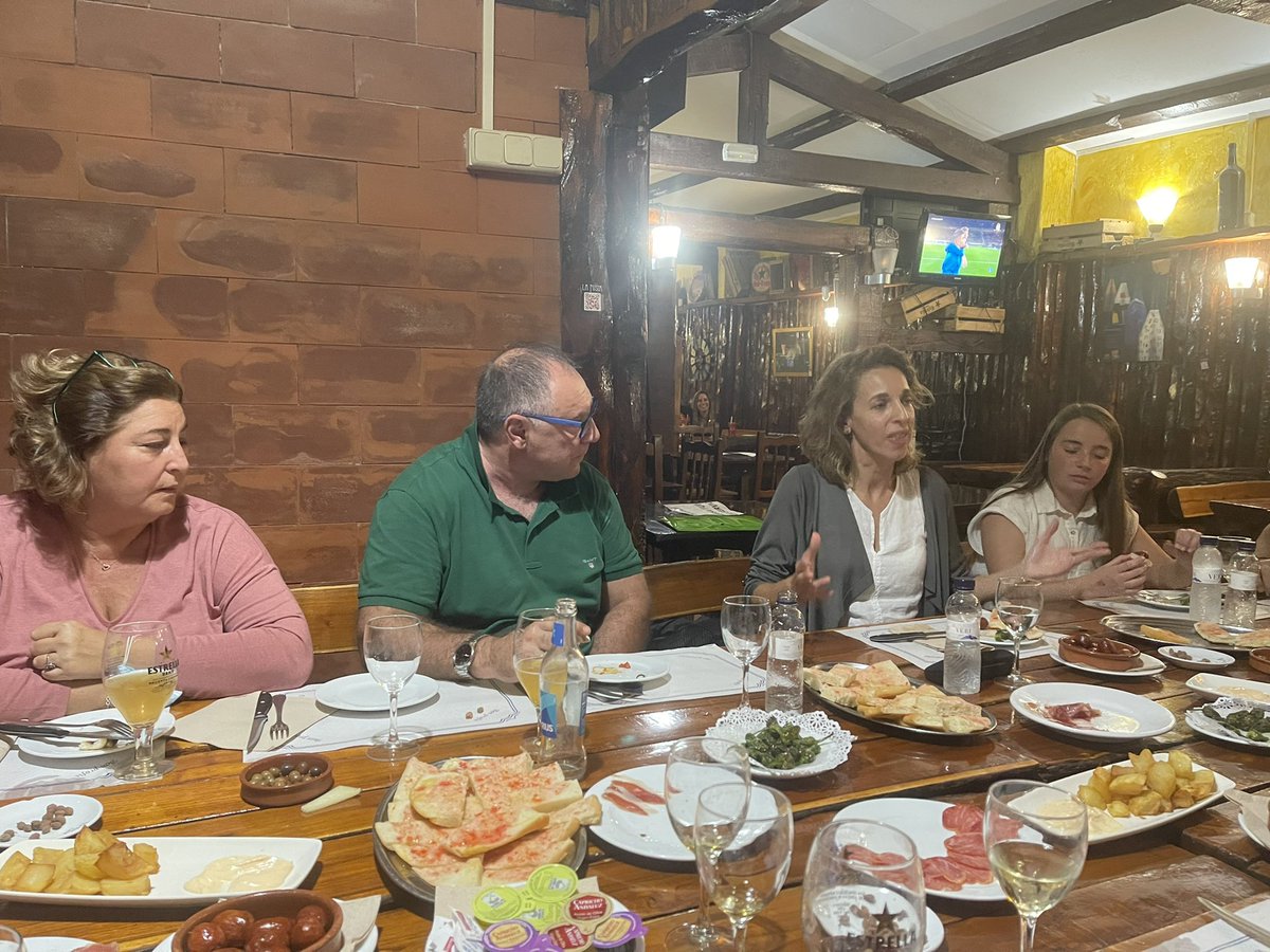 PD_BaixLlob's tweet photo. 🗣 Aquesta tarda @angelschacon amb els militants del @PD_Castelldfels. 
Mirem pel futur!

#PDeCAT
#HiÉremHiSomHiSerem https://t.co/W2eERsFdcO