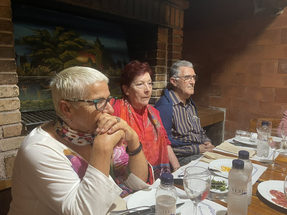 PD_BaixLlob's tweet photo. 🗣 Aquesta tarda @angelschacon amb els militants del @PD_Castelldfels. 
Mirem pel futur!

#PDeCAT
#HiÉremHiSomHiSerem https://t.co/W2eERsFdcO