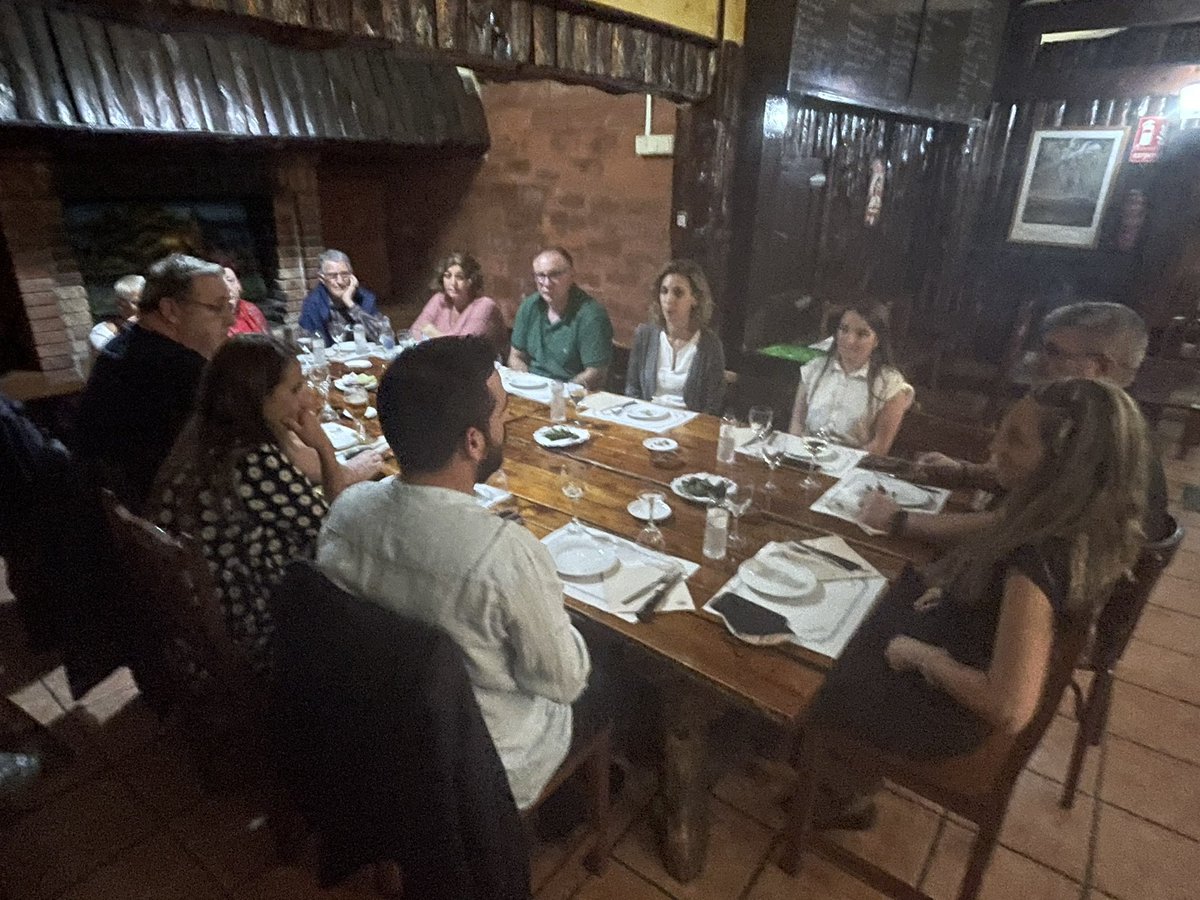 🗣 Aquesta tarda @angelschacon amb els militants del <a href="/PD_Castelldfels/">PDeCAT Castelldefels</a>. 
Mirem pel futur!

#PDeCAT
#HiÉremHiSomHiSerem