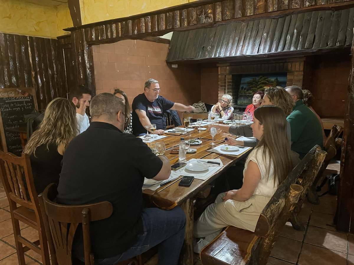 PD_BaixLlob's tweet photo. 🗣 Aquesta tarda @angelschacon amb els militants del @PD_Castelldfels. 
Mirem pel futur!

#PDeCAT
#HiÉremHiSomHiSerem https://t.co/W2eERsFdcO