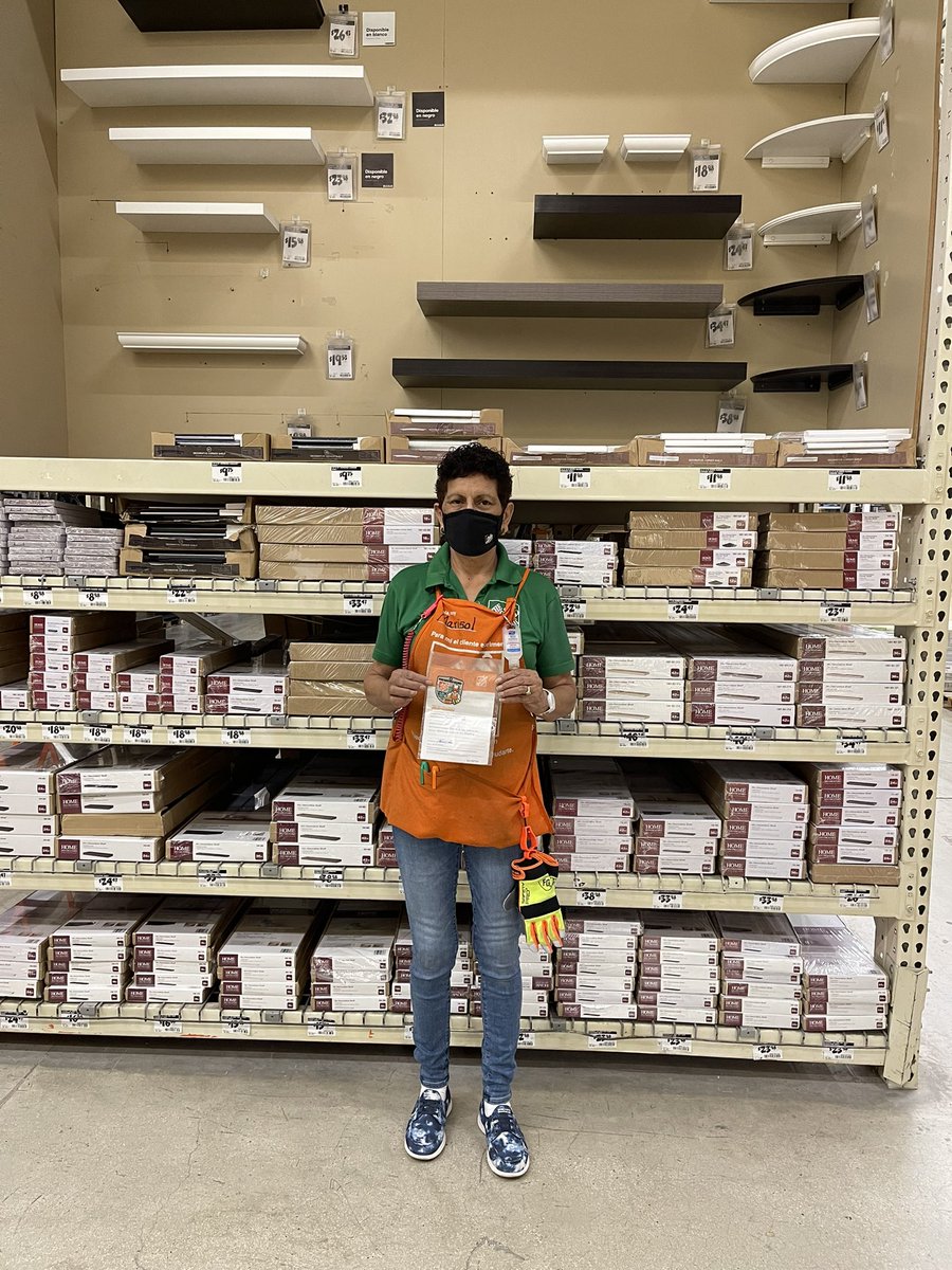 Chri5tian6402's tweet photo. Reconocemos Jetmaniel y Marisol por hacer lo correcto y Cuidar de nuestra gente del dept 38 gracias por su trabajo @belmaryvelazque @dannybasket @HDBestSFL #1RegionSFL #freightteam6402 https://t.co/Eu1bxYaiMJ