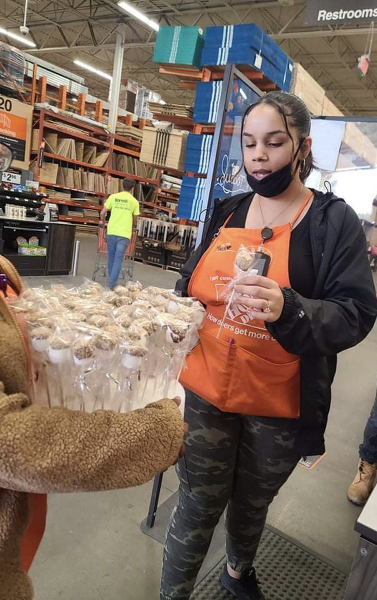 danie_115's tweet photo. Today I captured some cashiers, order fulfillment associates, and the greeter enjoying a snack: marshmallows dipped in chocolate with graham cracker crumbs! @thecava4 @MichelleDMoore1 @rosas2821 @wilkie_cindy #CAM2021 https://t.co/frToIntwMh