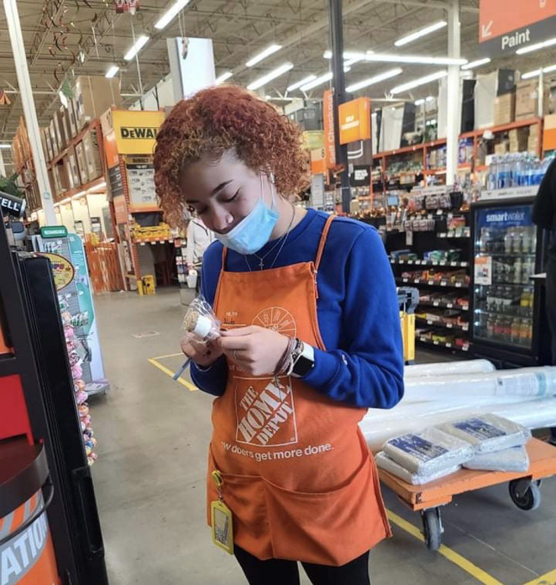danie_115's tweet photo. Today I captured some cashiers, order fulfillment associates, and the greeter enjoying a snack: marshmallows dipped in chocolate with graham cracker crumbs! @thecava4 @MichelleDMoore1 @rosas2821 @wilkie_cindy #CAM2021 https://t.co/frToIntwMh