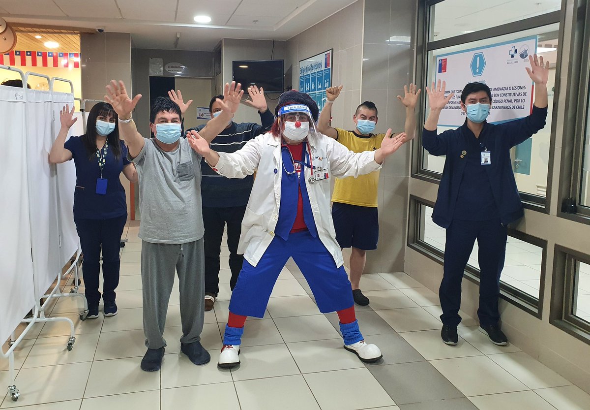 HCMagallanes's tweet photo. 🔴¿Adivinen quién visitó hoy a nuestros pacientes? Sí. Él, el Dr. Clown directamente desde Concepción, llegó para alegrar la tarde a nuestros pacientes y mejorar su estadía. Reímos, bailamos y cantamos. ¡Gracias Dr. Clown! 😂🤡 https://t.co/9ZE866P9In