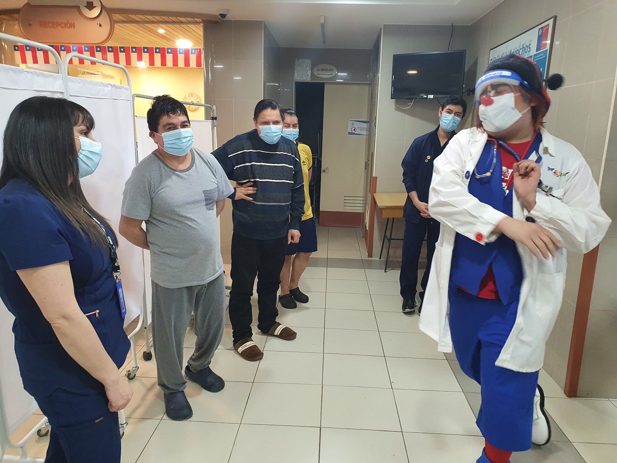 HCMagallanes's tweet photo. 🔴¿Adivinen quién visitó hoy a nuestros pacientes? Sí. Él, el Dr. Clown directamente desde Concepción, llegó para alegrar la tarde a nuestros pacientes y mejorar su estadía. Reímos, bailamos y cantamos. ¡Gracias Dr. Clown! 😂🤡 https://t.co/9ZE866P9In