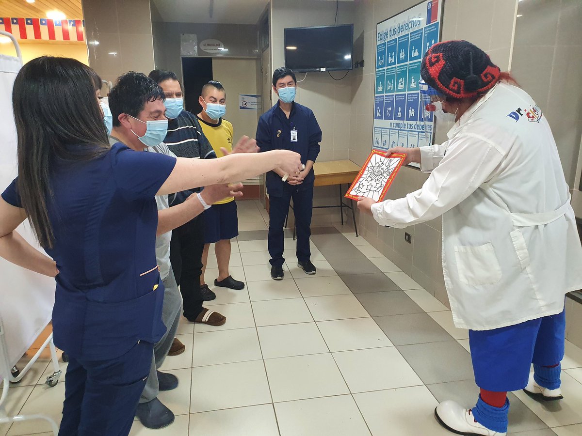 HCMagallanes's tweet photo. 🔴¿Adivinen quién visitó hoy a nuestros pacientes? Sí. Él, el Dr. Clown directamente desde Concepción, llegó para alegrar la tarde a nuestros pacientes y mejorar su estadía. Reímos, bailamos y cantamos. ¡Gracias Dr. Clown! 😂🤡 https://t.co/9ZE866P9In