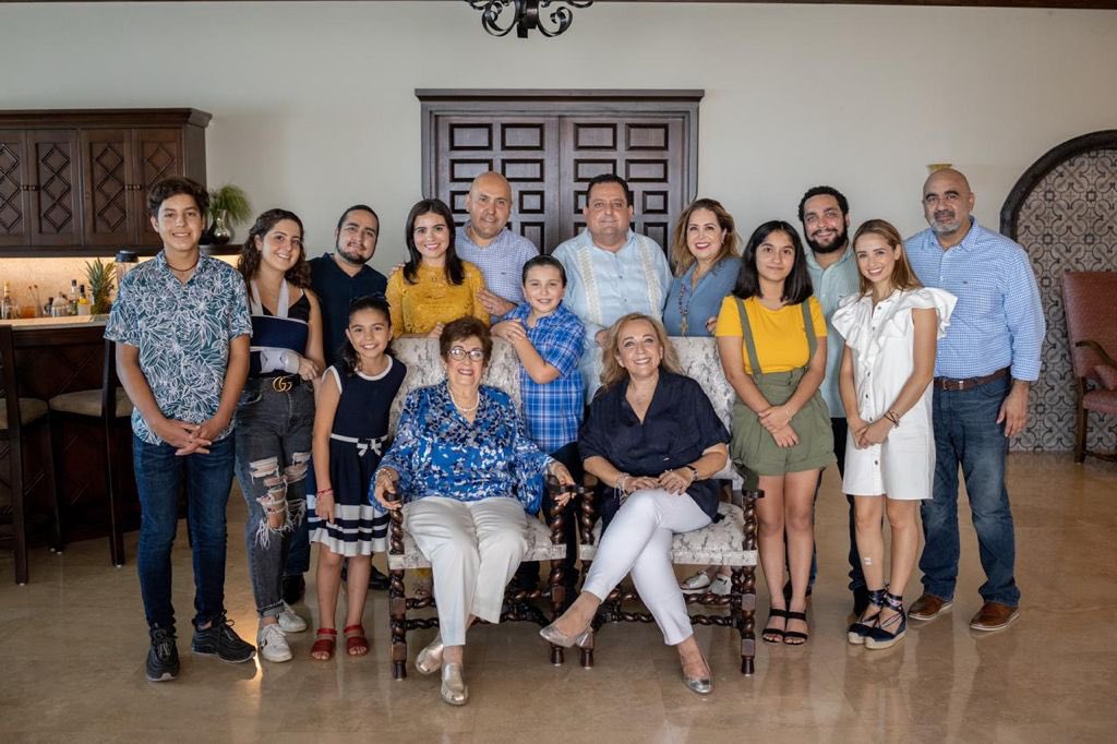 Hoy celebramos el cumpleaños de mi querida madre, nuestra “MaLuz”. Nos sentimos agradecidos con dios y dichosos de que estés con nosotros mamá. Sigues siendo ejemplo de amor y punto de unión en la familia. Te queremos mucho. ¡Felicidades!  No dejes de iluminar nuestro camino.