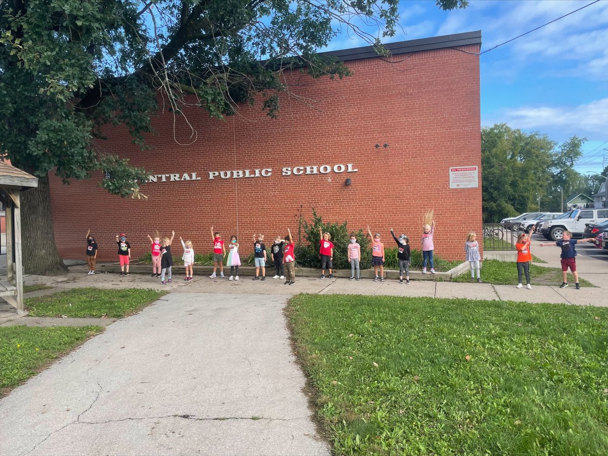FIecoleCentral's tweet photo. Friends from 1Hanson jumping for joy today during our Terry Fox activities! #rayrocks https://t.co/3zvbY9U8OL