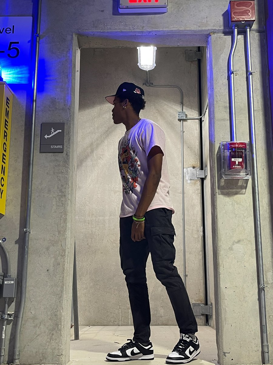 superrandomn's tweet photo. The world is yours, but the city’s mine 🌃 https://t.co/t7Nl3aBxr8