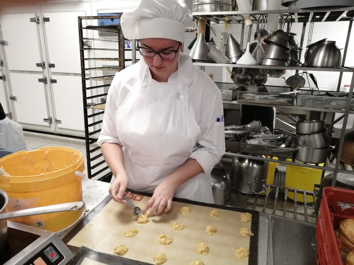 HdM1966's tweet photo. 🇪🇺 Nuestra alumna Noelia Nogueras, que comenzó sus prácticas Erasmus Pro (KA102) hace un mes, nos ha enviado unas fotografías en su puesto de trabajo en Guillet Pâtissier (Romans-sur-Isère) y de su estancia en Grenoble.

📲 https://t.co/0ZUhVk2ctO

#Erasmus
#ErasmusPro https://t.co/44e9mUazO6