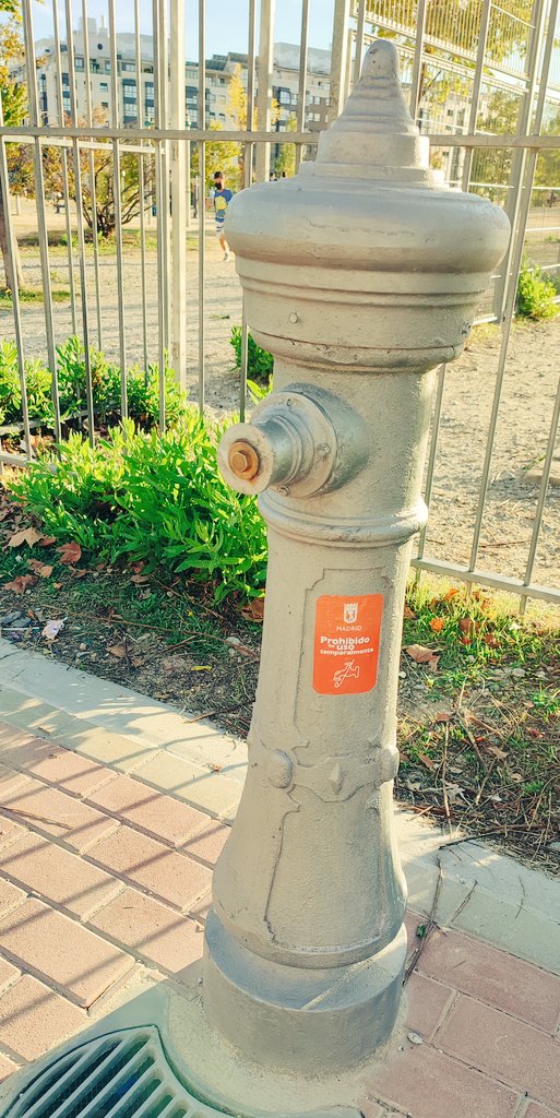 En #lastablas seguimos como cuando no había fuentes...
Esta está junto a la cancha q hay entre Palas de Rey y Fromista.
<a href="/MADRID/">Ayuntamiento Madrid</a>, los niños y niñas, así como la gente q hace deporte en los alrededores, agradecerían poder beber agua.