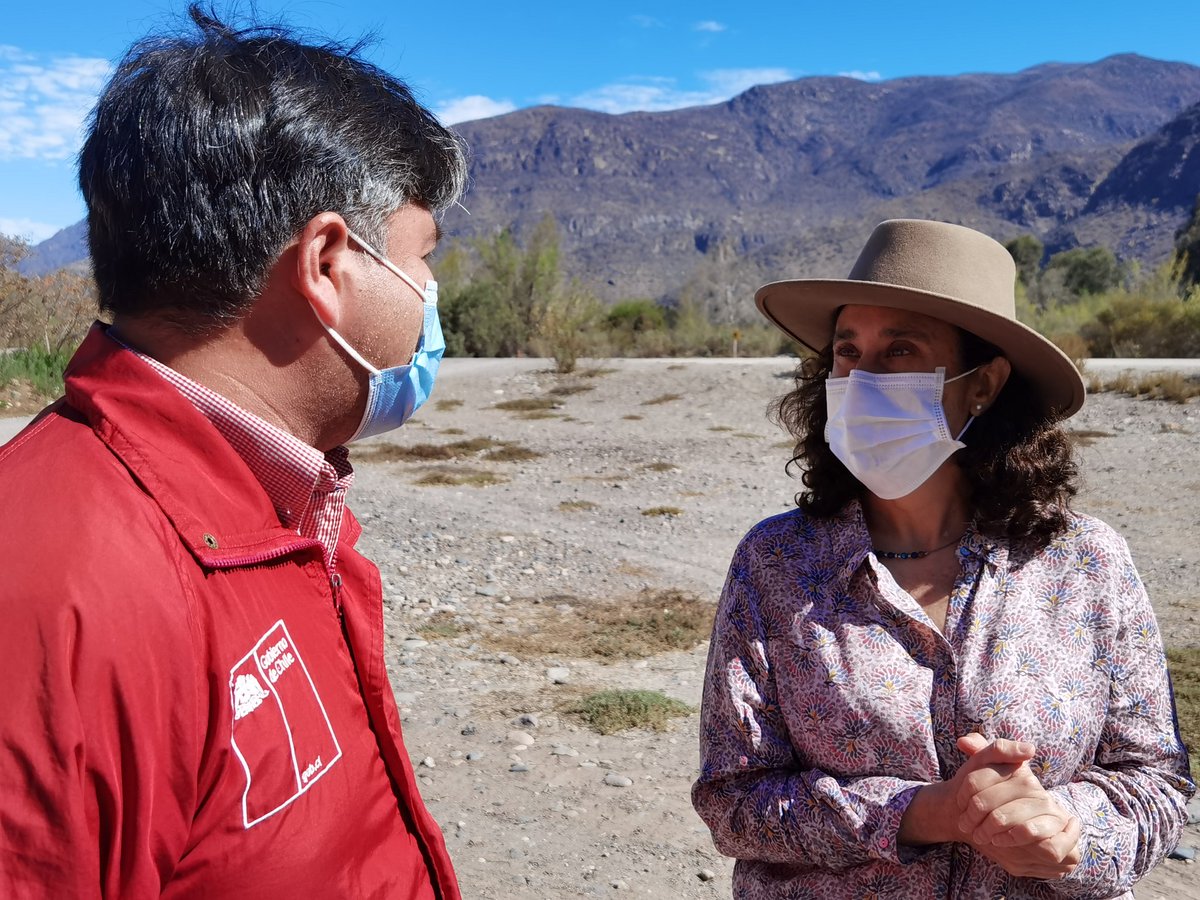 MinagriCoquimbo's tweet photo. 🟢 Regantes de Elqui reciben insumos para mitigar la sequía.
En dependencias del #EmbalsePuclaro y en #Vicuña, Seremi @Rodrigordenes1 realiza la entrega de geomembranas a regantes de la Junta de Vigilancia de Río Elqui, de Estero Derecho y del Canal Molino Viejo de Peralillo. https://t.co/WFiZFIeDfu