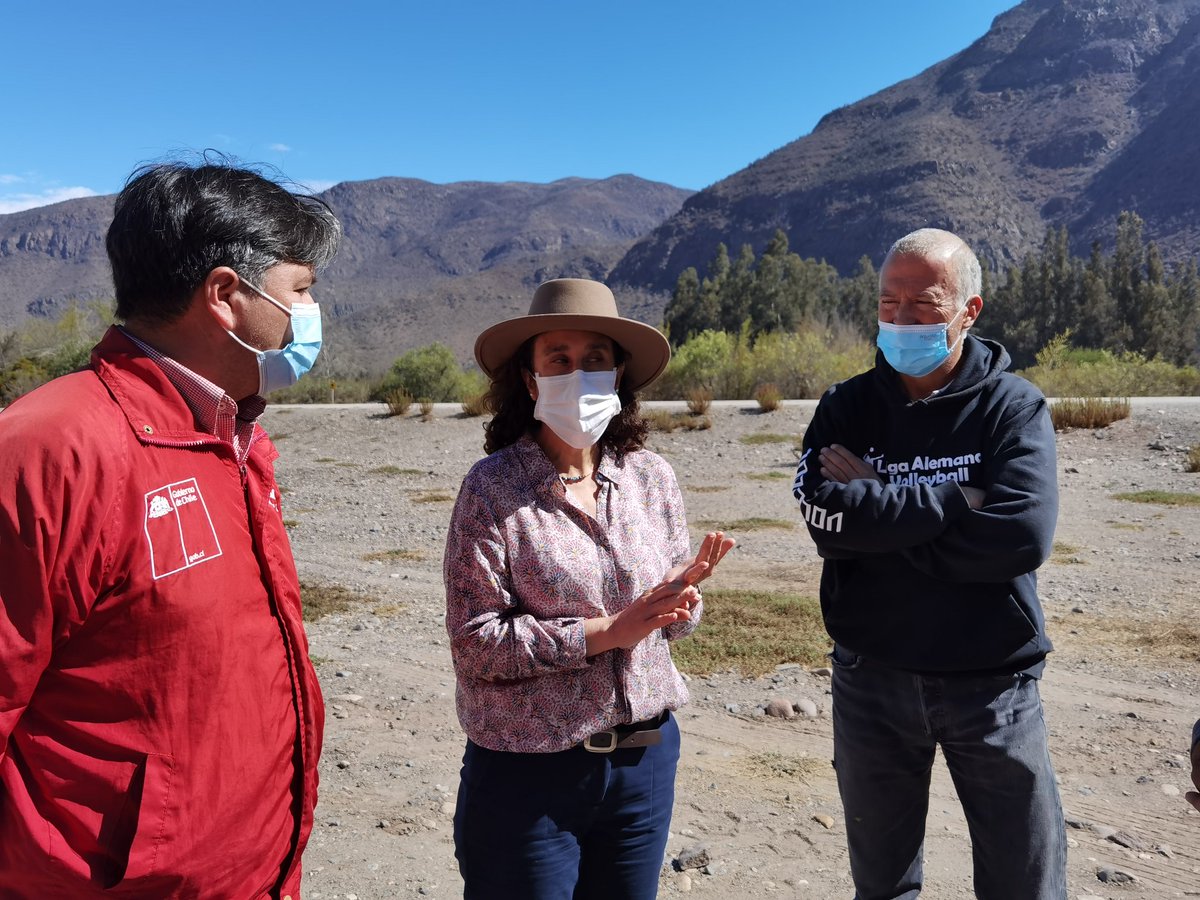 MinagriCoquimbo's tweet photo. 🟢 Regantes de Elqui reciben insumos para mitigar la sequía.
En dependencias del #EmbalsePuclaro y en #Vicuña, Seremi @Rodrigordenes1 realiza la entrega de geomembranas a regantes de la Junta de Vigilancia de Río Elqui, de Estero Derecho y del Canal Molino Viejo de Peralillo. https://t.co/WFiZFIeDfu