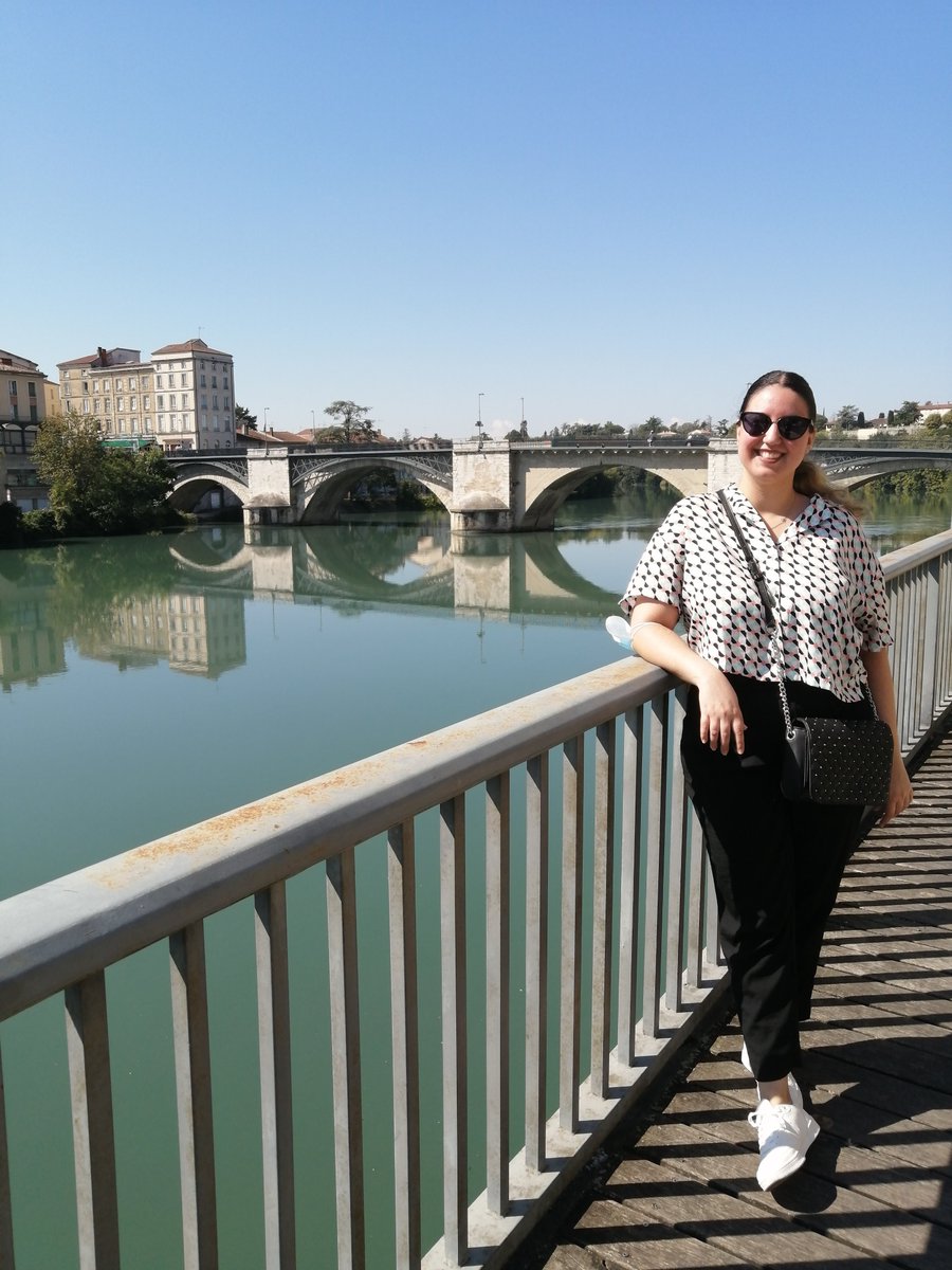 HdM1966's tweet photo. 🇪🇺 Nuestra alumna Noelia Nogueras, que comenzó sus prácticas Erasmus Pro (KA102) hace un mes, nos ha enviado unas fotografías en su puesto de trabajo en Guillet Pâtissier (Romans-sur-Isère) y de su estancia en Grenoble.

📲 https://t.co/0ZUhVk2ctO

#Erasmus
#ErasmusPro https://t.co/44e9mUazO6