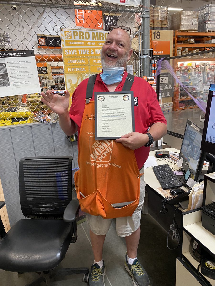 MikeMiller1846's tweet photo. Congrats to Chuck for graduation on one of his Pro account and mastering the Find Know Grow. Thanks for all you do. #HomeDepot #homedepot1846 #findknowgrow @EddiePereida101 @BerumenNaz @ElmoBermudo @WillHomeDepot https://t.co/NUqE9FN5hI