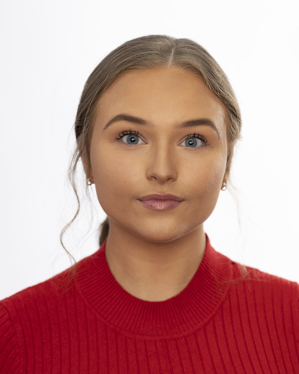 niamhosborne's tweet photo. welp it’s a self promo post 🎭 :
21 year old BA Musical Theatre 2021 Graduate
Based in Scotland 
playing age 16-25
seeking representation
Headshots by Robert Pereira Hind
@SupportBritish #seekingrepresentation #musicaltheatre #actor #performer #graduate 🎭 https://t.co/bJTq1quNsB