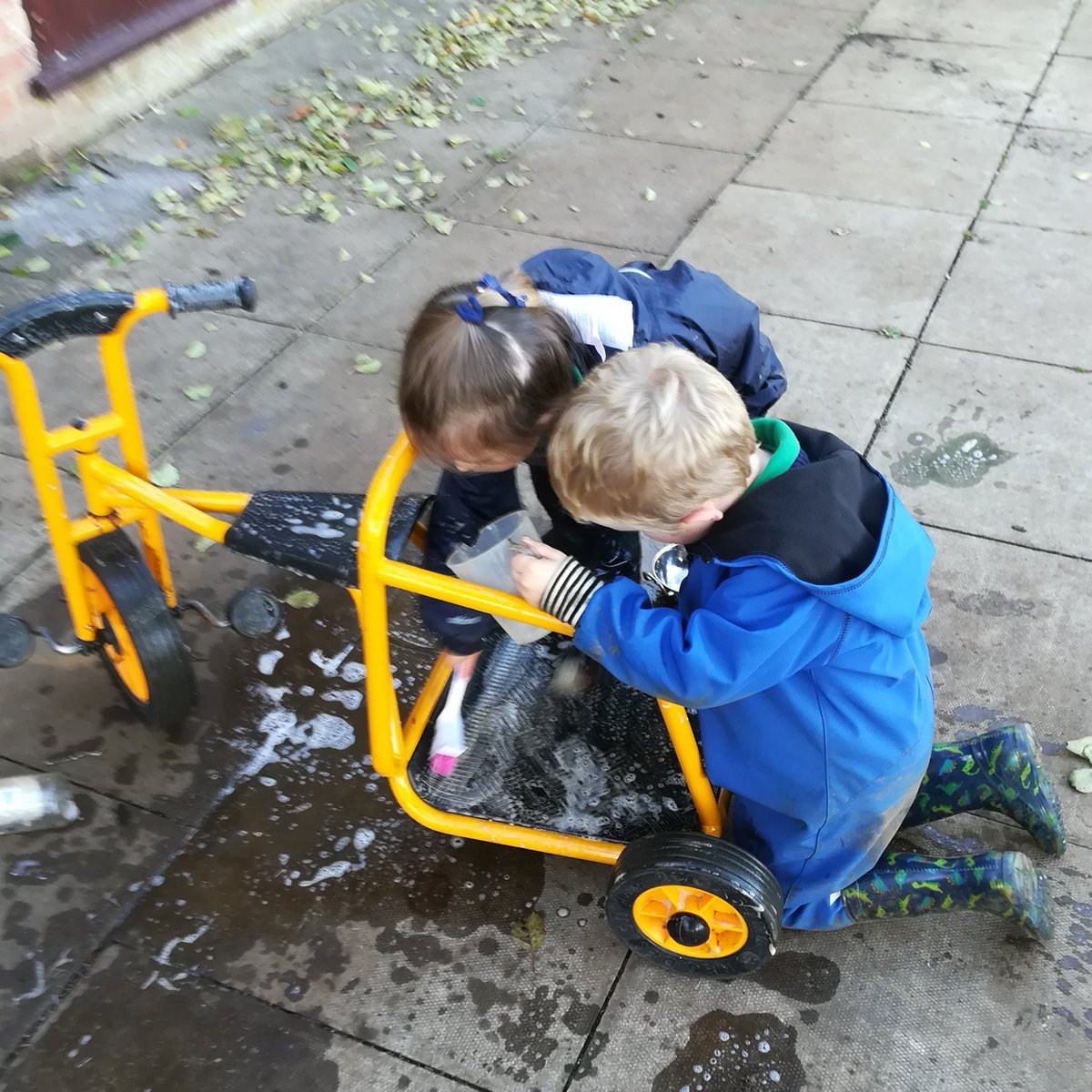 SibfordEYFS's tweet photo. Giving the bikes a good clean today.
#Teamwork #QuakerValues #BeYouBeSibford #SibfordEYFS #SibfordPSED #WednesdayMotivation #EYFS #earlyyears #SibfordPD https://t.co/qOXTkaAynL