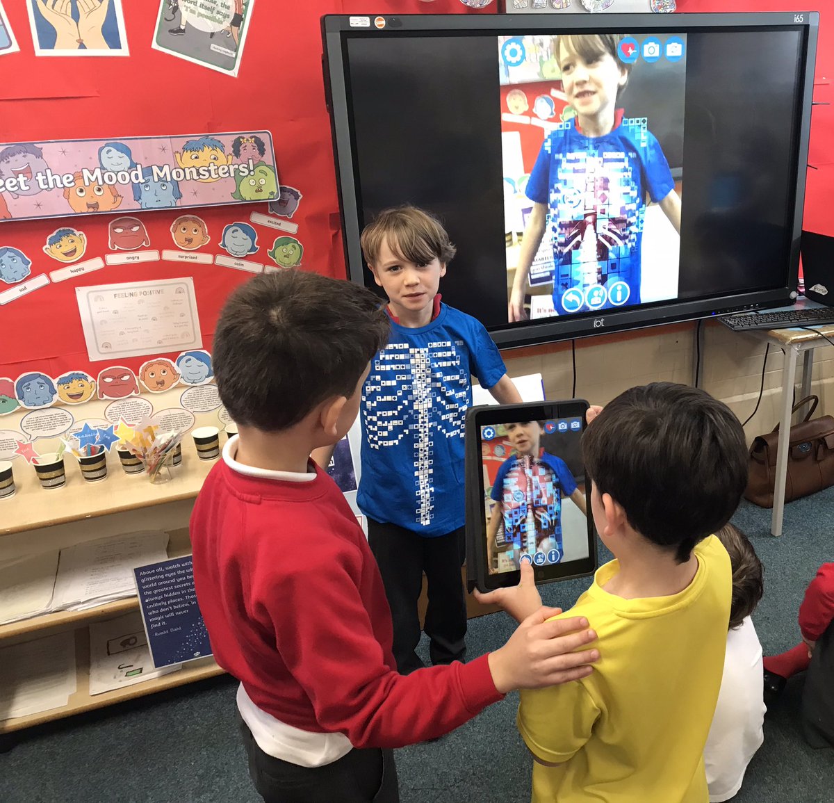 HebblewhiteMr's tweet photo. Our Y2s have been learning about the human body in science. We used the #VirtualiTee with our iPads & #AR to see inside our bodies! There were lots of oohs and ahhs from our curious learners as we explored and delved under our skin.#AppleDistinguishedSchools #WesternPrimarySchool https://t.co/e6W5NlkmEJ