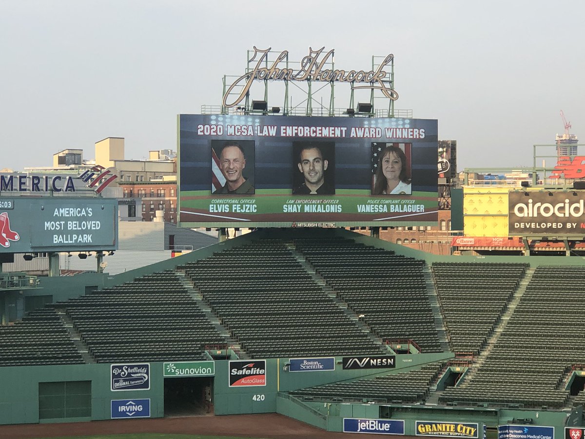 LVMPD's tweet photo. 🙏💙 CONGRATS SHAY!! 🙏💙
LVMPD Officer Shay Mikalonis was named the 2020 Law Enforcement Officer of the year by the Major County Sheriffs of America.
The award was presented in Boston and his picture was displayed at @fenwaypark 
(1/2) https://t.co/cSqq2JunPe