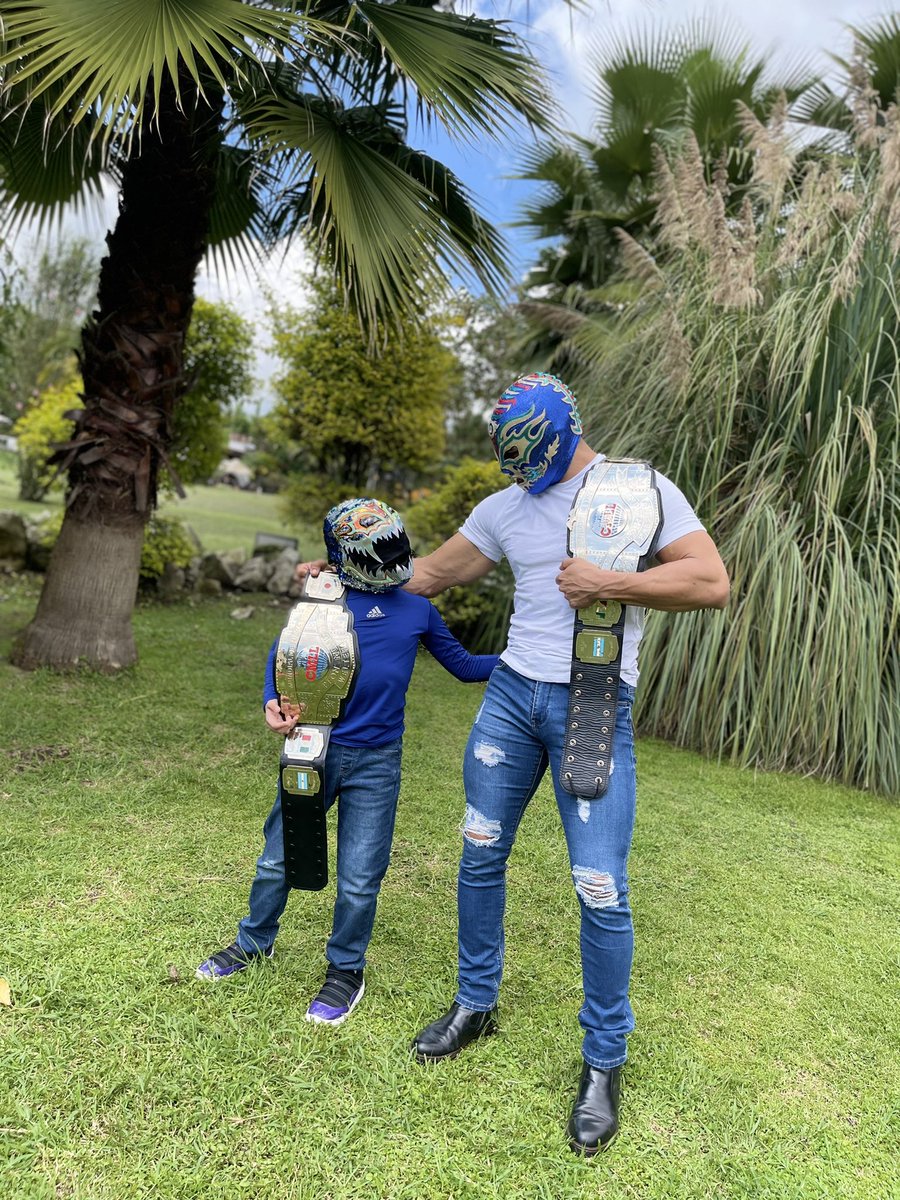 Titan_cmll's tweet photo. Gracias a toda mi familia y a toda la afición que siempre me ha estado apoyando, hoy puedo decir que soy doble campeón mundial del @CMLL_OFICIAL 
#Campeonmundialwelter 
#Campeonmundialdeparejas #Cmll 
#Titaninmortal #Titan #Inmortal https://t.co/8mkZ2gINYs