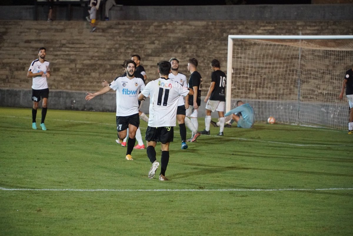 🔚 Finaal!!

<a href="/CEConstancia/">CE Constància</a> 6 - <a href="/udrotletmolinar/">Rotlet Molinar</a> 0

⚽⚽ Nico Baleani
⚽⚽ César Ruiz
⚽ <a href="/Jose11Galvez/">José Antonio Gálvez</a> 
⚽Miquel Buades

💪🏼🤍🖤

#JuntsFeimHistòria #CENTConstància