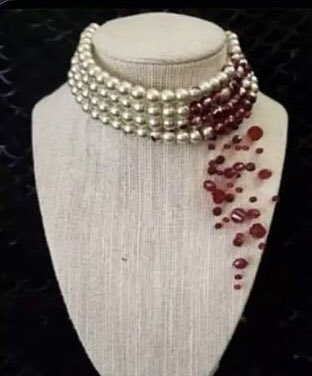 Vampire kisses adlı kan damlayan inci kolye.. çok hoş