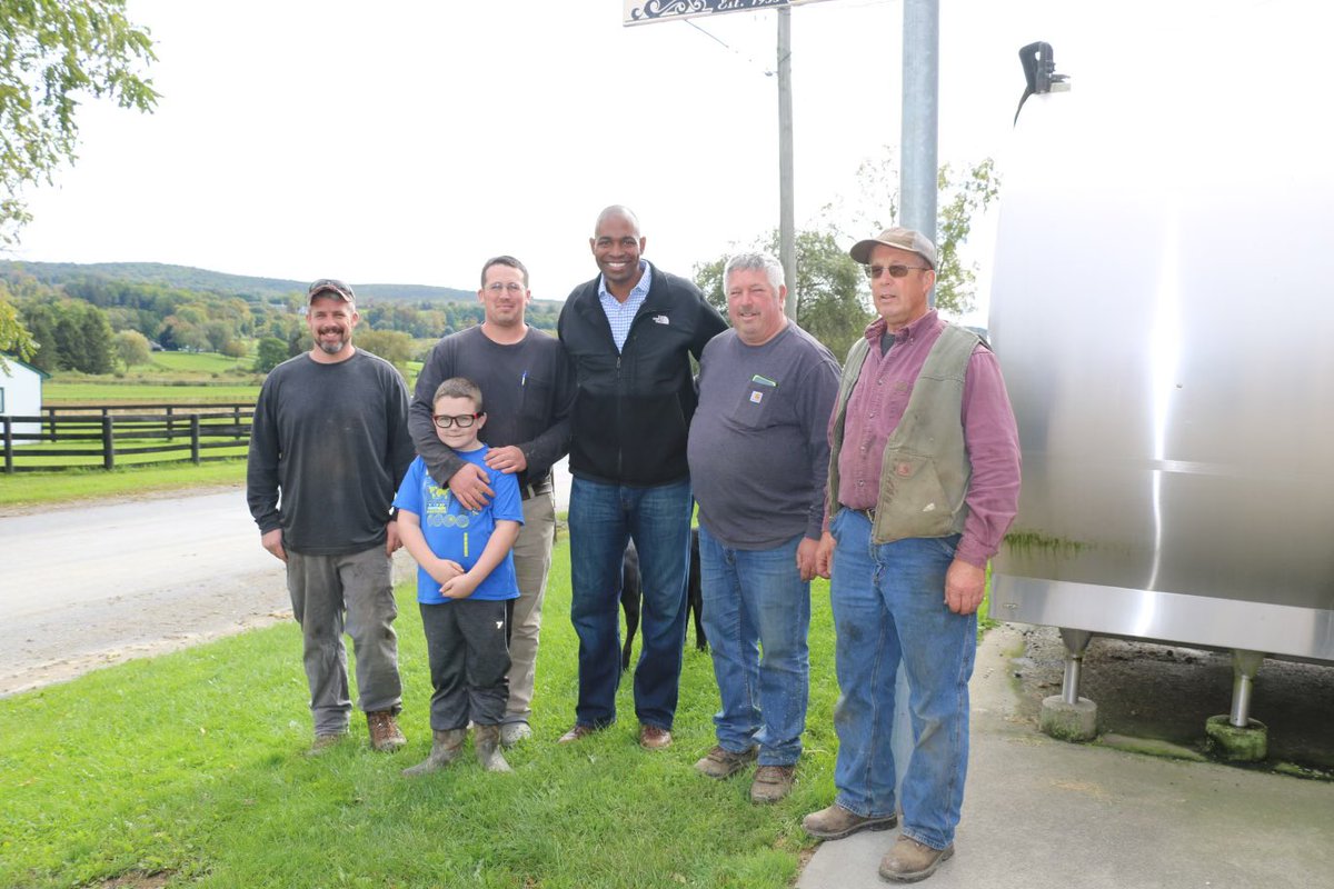 farmcredit's tweet photo. Thank you for joining @FCEast for the #FarmCreditTakeover with Coon Family Farm! Today and every day, #FarmCredit is proud to support multi-generational family farms that run their operation with sustainable conservation and profitability practices! 🐮🚜🐄 https://t.co/QIElJMwCcO