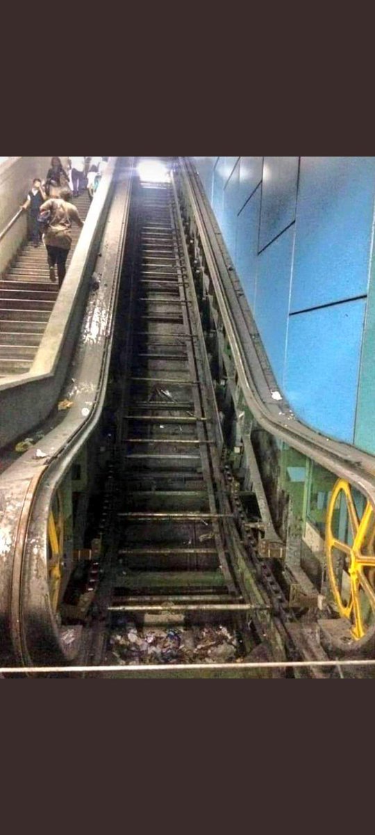 amilcarrock's tweet photo. El dictador adelanto la navidad en el castillo de Miraflores, pero también aprovecho para adelantar el Halloween en el metro de Caracas https://t.co/ScdLPzW19n