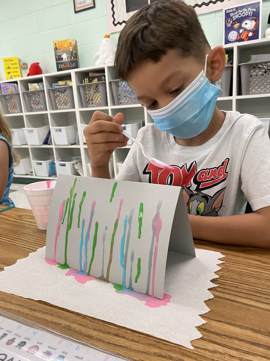 DGregoryVCS's tweet photo. Channeling our inner artist and scientist.  Exploring Gravity through Drip Art 🎨👨🏼‍🔬👩🏼‍🔬 @spiritbelieves #vcscientists https://t.co/U7dcsLYNDx