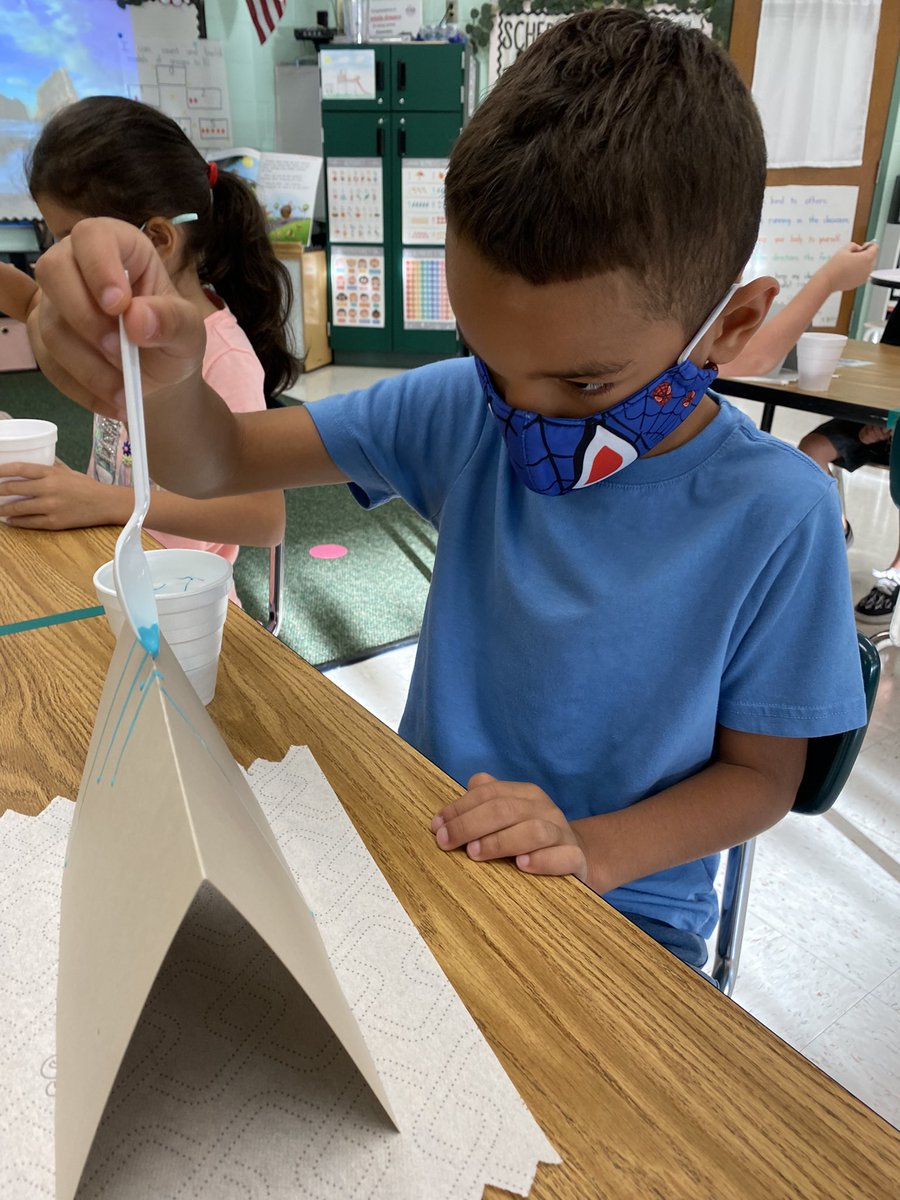DGregoryVCS's tweet photo. Channeling our inner artist and scientist.  Exploring Gravity through Drip Art 🎨👨🏼‍🔬👩🏼‍🔬 @spiritbelieves #vcscientists https://t.co/U7dcsLYNDx