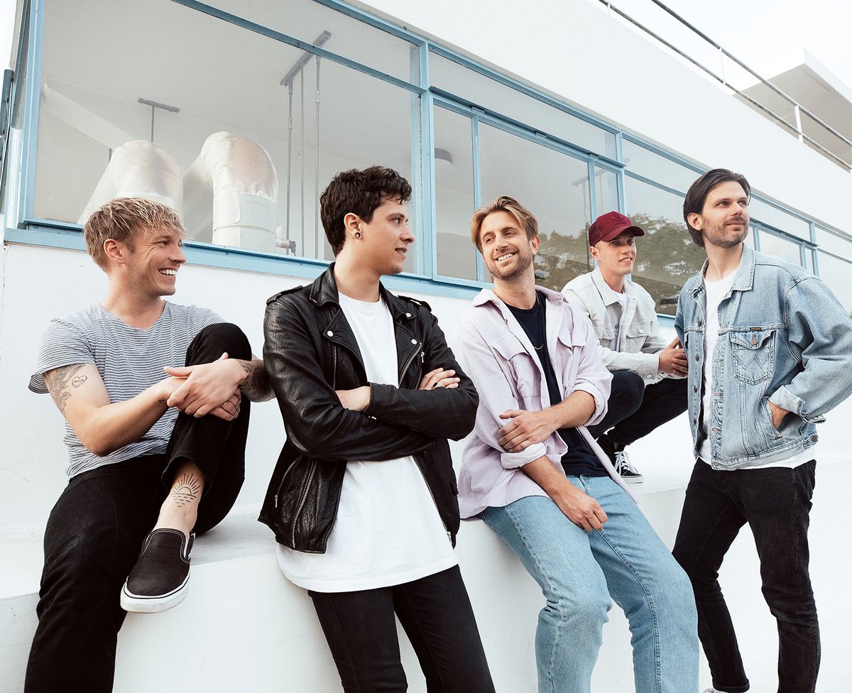 De waanzin is compleet! Onze reünieshow in de grote zaal van De Vorstin is binnen 12 uur uitverkocht... WAUW WAUW WAUW! DANK JULLIE WEL! ❤️❤️❤️ We kunnen niet wachten!