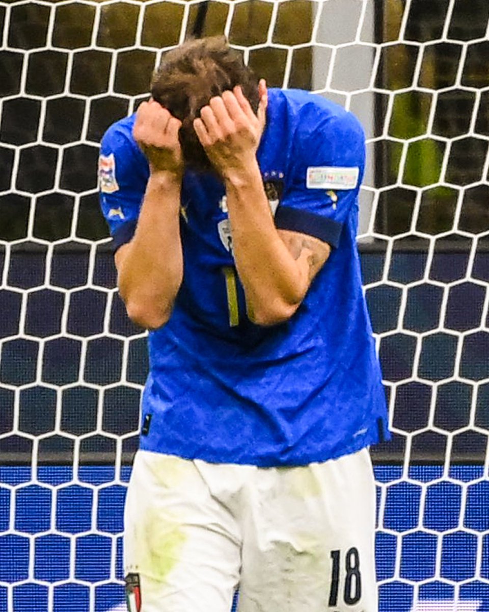 brfootball's tweet photo. 42’—Bonucci sent off 
45+2’—Italy 0-2 Spain 

😬 https://t.co/DWfuhsa7yy