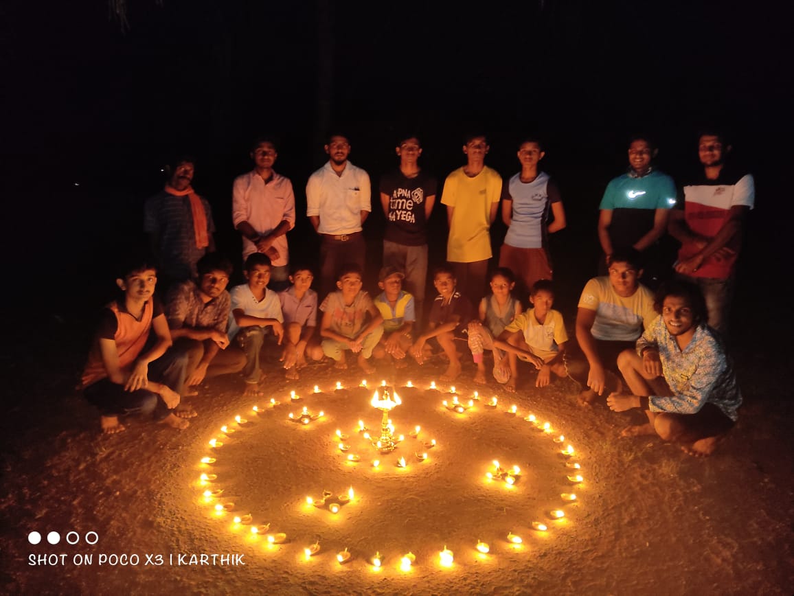 jeevanuppalige's tweet photo. ನಿಮ್ಮ‌‌ ಮಕ್ಕಳನ್ನು ಐಎ‌ಎಸ್ ಐಪಿಎಸ್ ಅಧಿಕಾರಿಗಳನ್ನಾಗಿ ಮಾಡಬೇಕೆ ಹಾಗಿದ್ದಾರೆ ಶಾಖೆಗೆ ಕಳುಹಿಸಿ‌‌ ಎನ್ನುವ ಅರ್ಥದಲ್ಲಿ ಕುಮಾರಸ್ವಾಮಿ ಹೇಳಿದ್ದಾರೆ‌. ಶಾಖೆಯಲ್ಲಿ ಅಷ್ಟು ಚೆನ್ನಾಗಿ ನಿಮ್ಮ‌ ಮಕ್ಕಳನ್ನು ಸದೃಢಗೊಳ್ಳುತ್ತಾರೆ ಎನ್ನುವುದನ್ನು ಅವರ ಮಾತು.‌ ನೋಡ್ರಿ ಎಲ್ಲಾ ಮಕ್ಕಳು ಶಾಖೆಗೆ‌ ಬಂದ್ರೆ‌ ಹೇಗಿರ್ಬೋದು‌ ಹಾಗಿದ್ರೆ. @RSSorg https://t.co/FIPX4rUCCQ